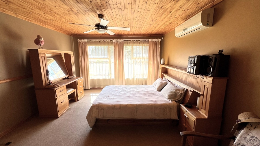 4 Bedroom Property for Sale in Langenhovenpark Free State